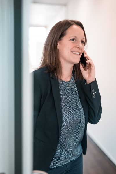 Unternehmensberaterin Katharina Badura telefoniert
