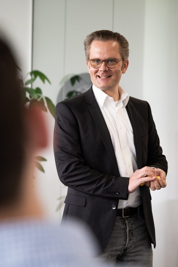 Unternehmensberater Matthias Dehn im Kundengespräch