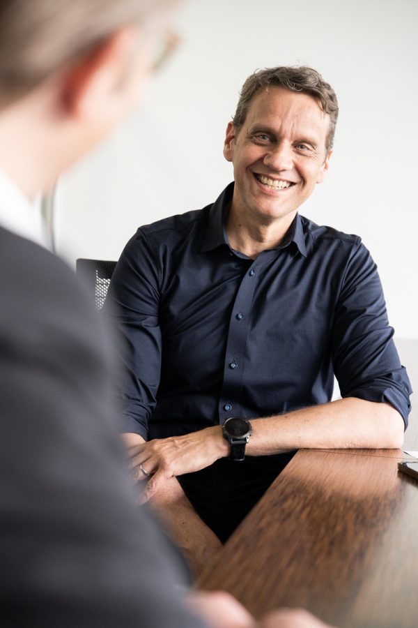 Unternehmensberater Thomas Mende im Gespräch mit Kunden
