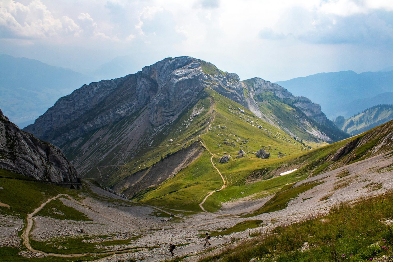 Wanderweg auf grünem Berg